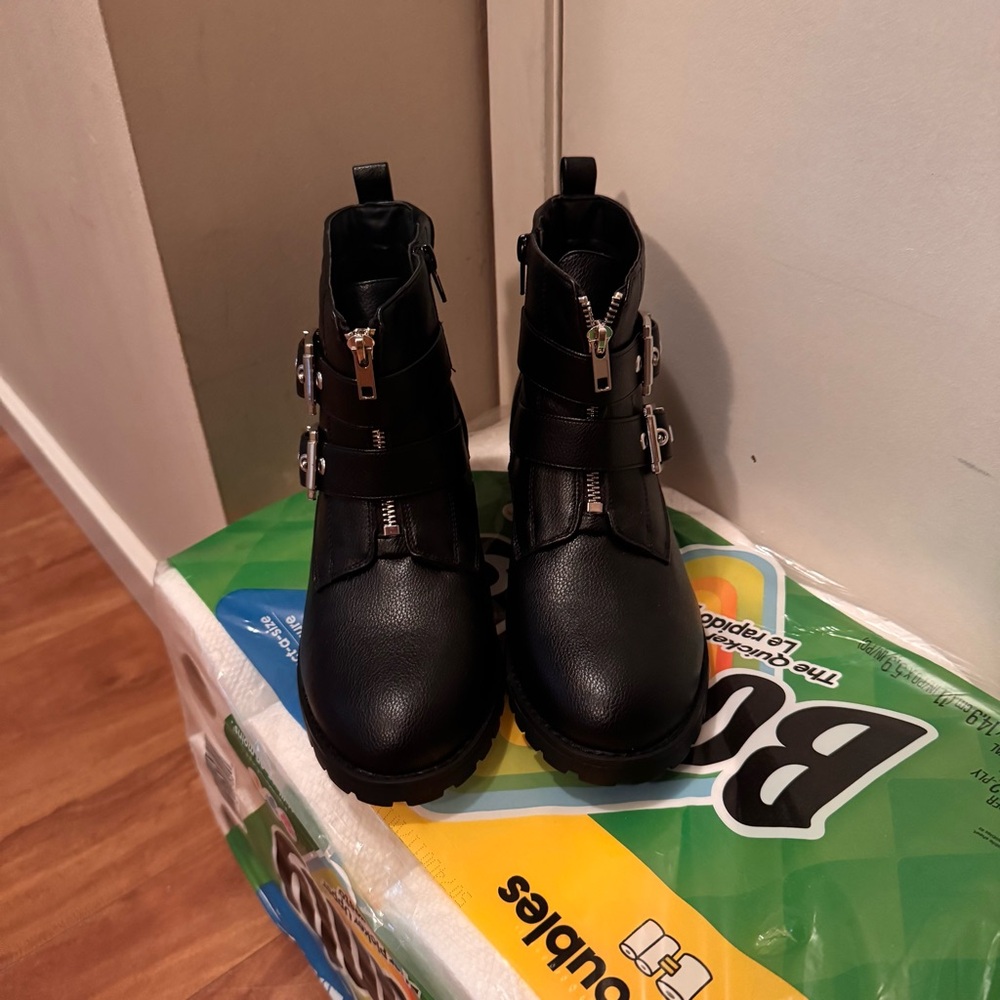 Penningtons Black and Silver Ankle Booties - Size 8WW